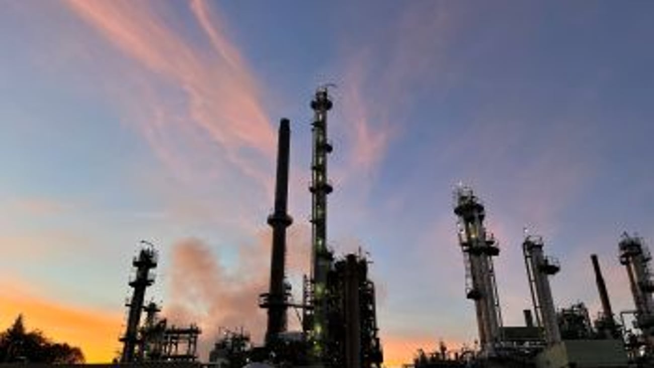 Parkland Refinery at dusk 2025