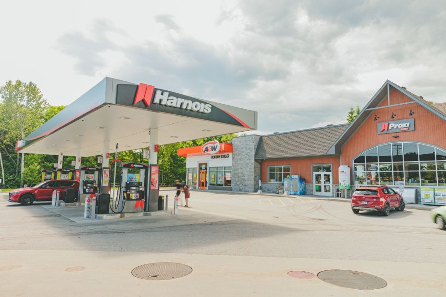 Harnois Énergies Forecourt with Proxi Store