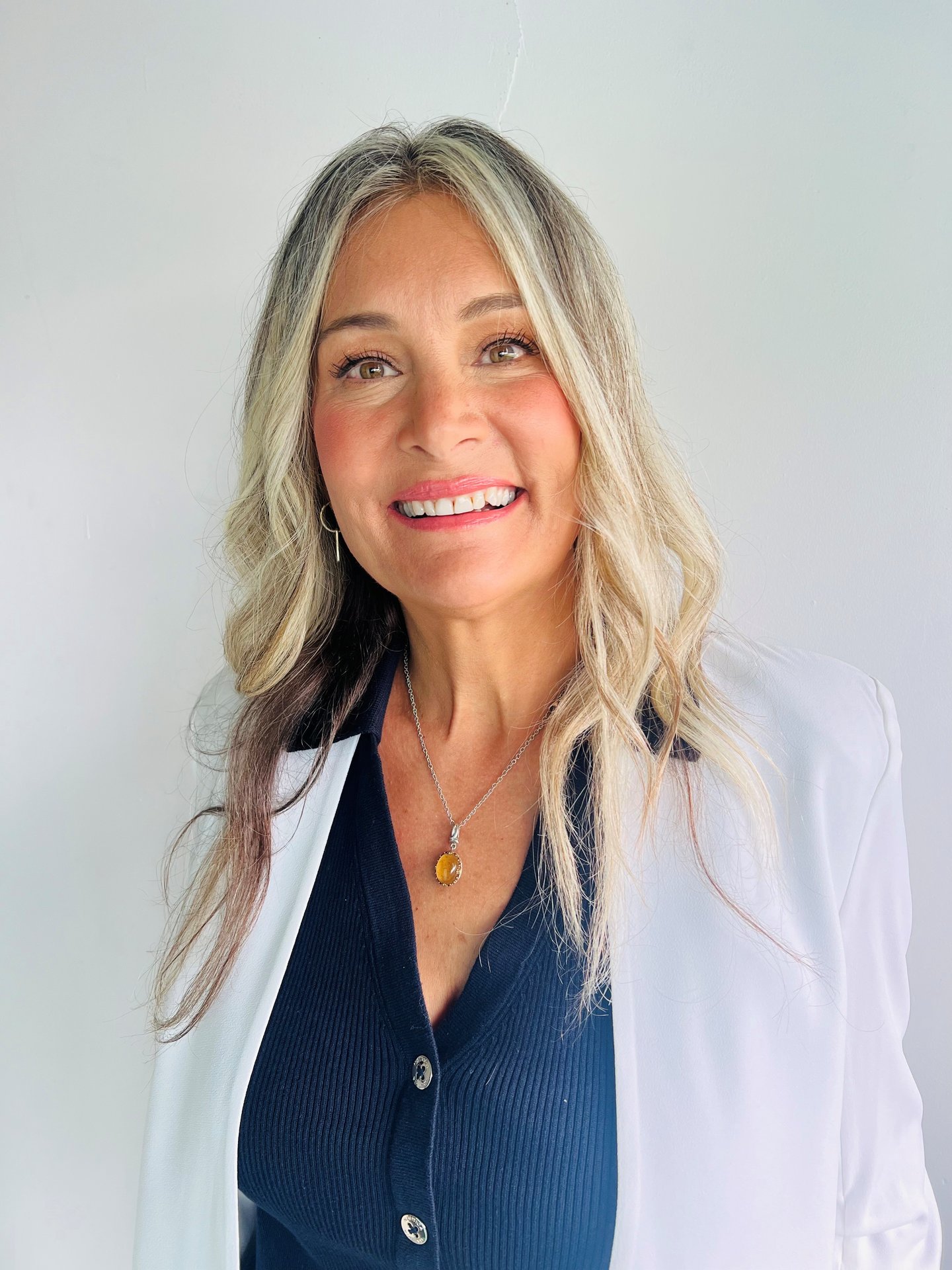 Linda Thompson photo wearing a white blazer