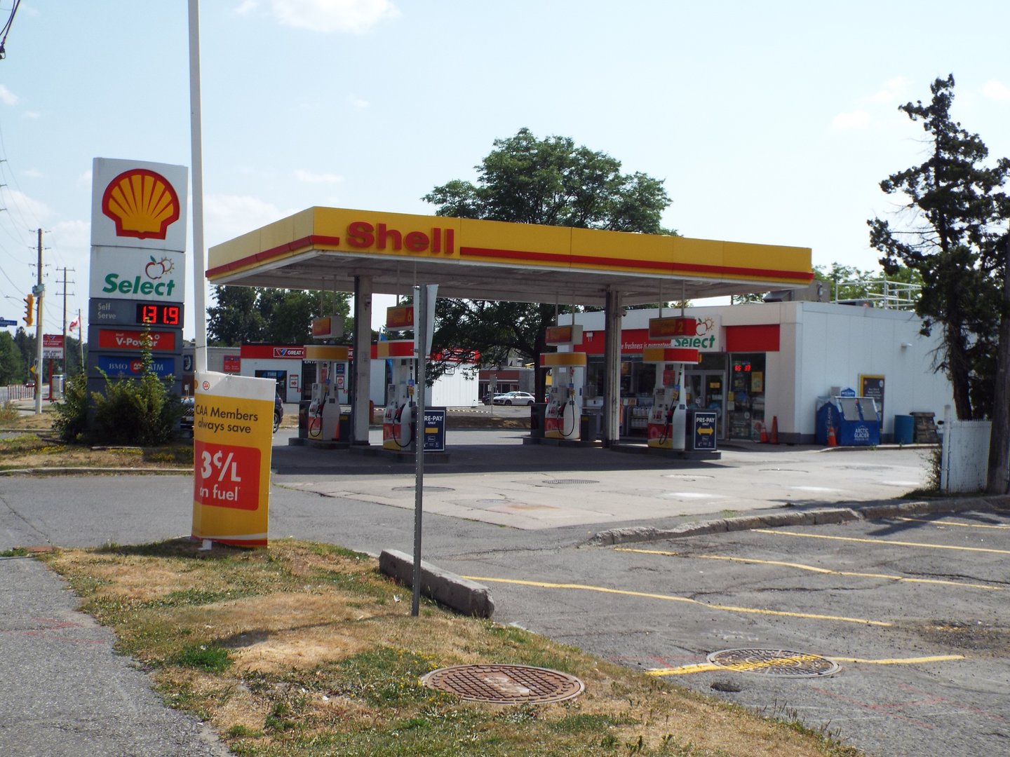 The exterior of Shell Gas Station --Ottawa June 25, 2025