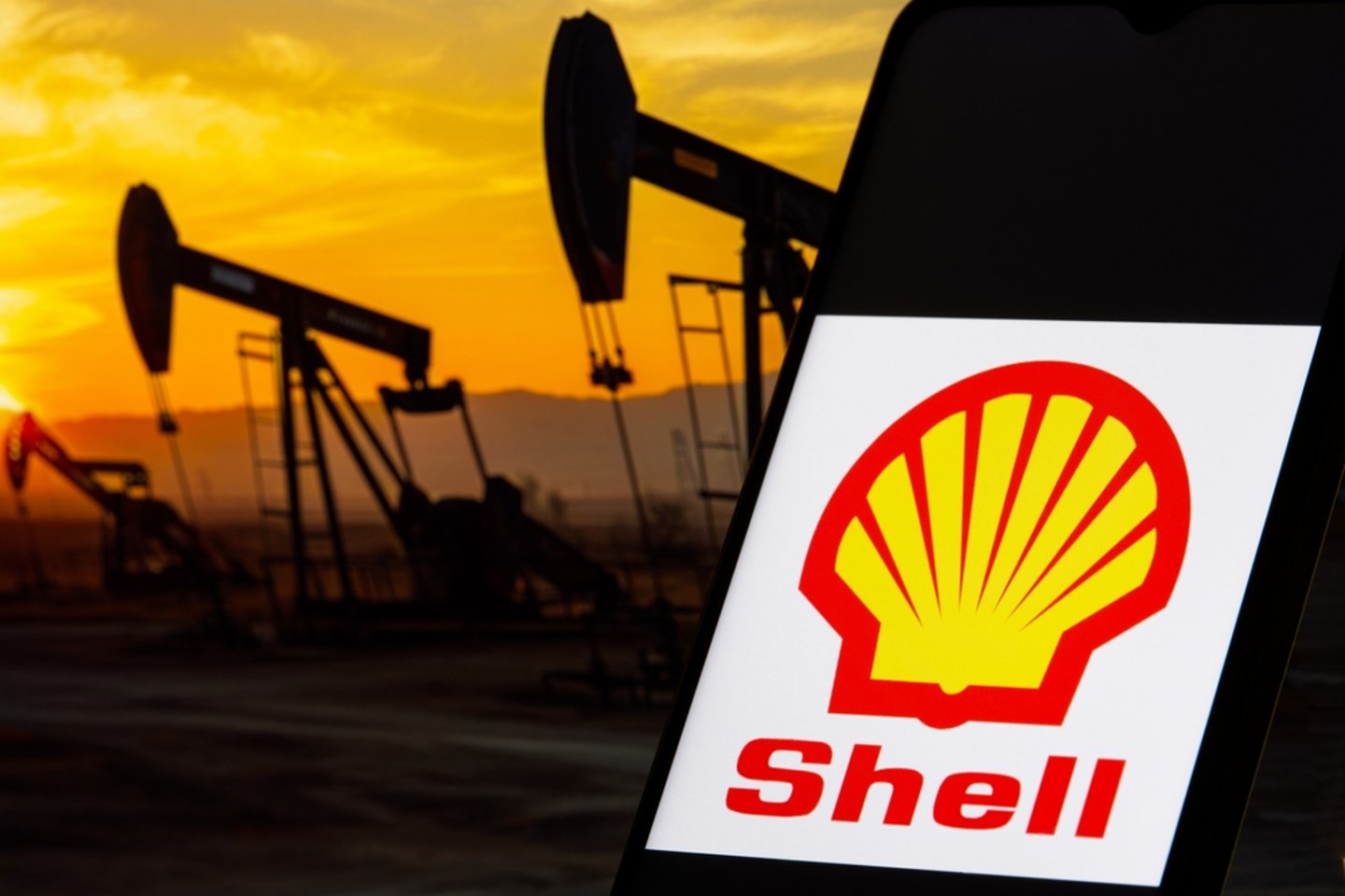 Shell logo in front of a background of oil wells