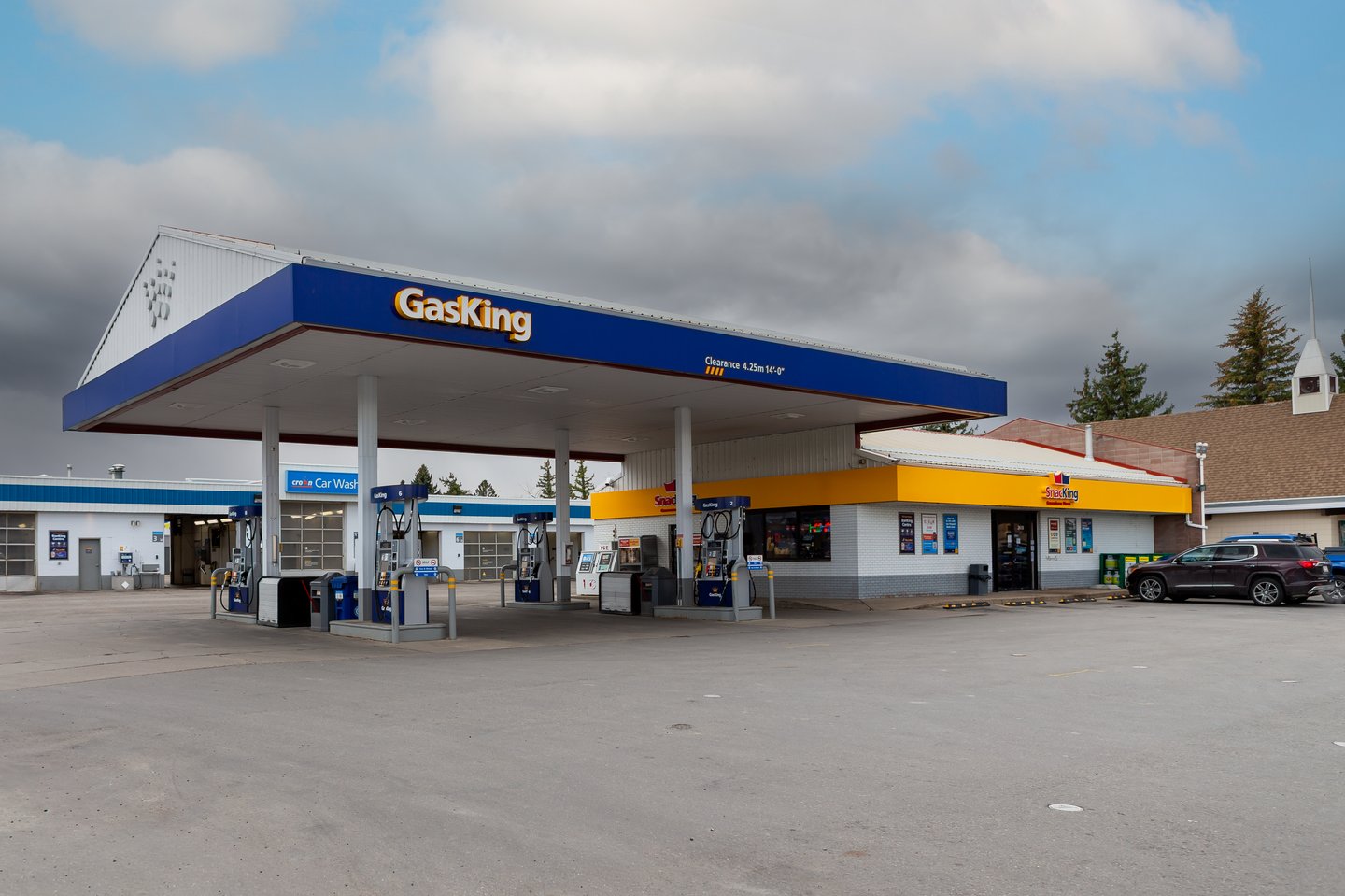 Gas King forecourt with car wash in background