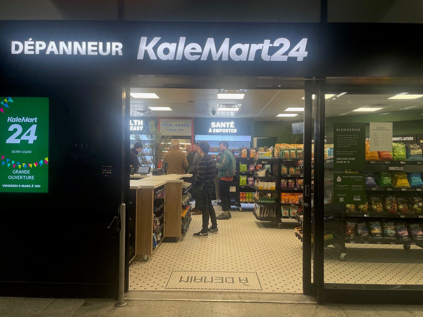 KaleMart24 looking in