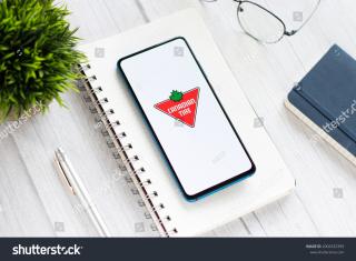 Canadian Tire logo on an iphone screen.