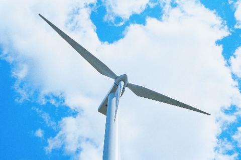 SunBridge is Suncor's first renewable energy project. Located near Gull Lake, Saskatchewan, the facility generates enough zero-emissions electricity to offset about 33,000 tonnes of carbon dioxide per year.